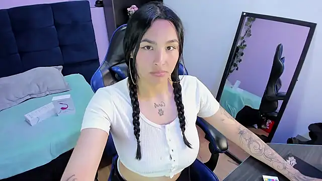 ChloeeTompson  online show from 10/22/25, 12:22