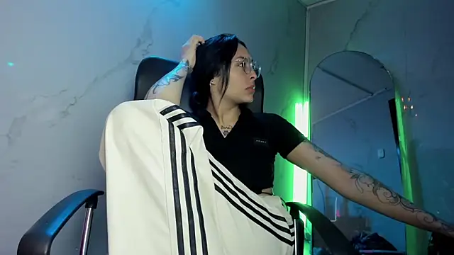 ChloeeTompson  online show from 11/12/25, 03:29