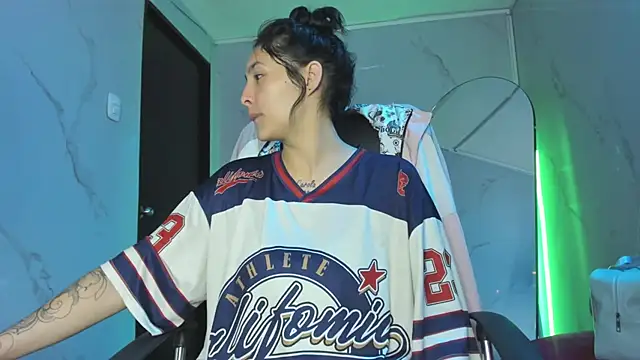 ChloeeTompson  online show from 11/22/25, 02:43