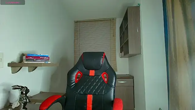 Snapshot of KazzuRoux001 chatting on 12/06/24, 12:12 KazzuRoux001 online show from 12/06/24, 12:12