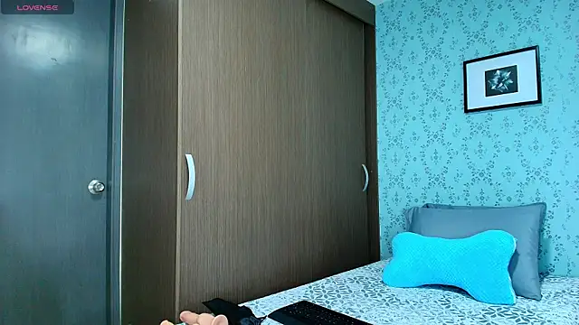 Snapshot of KazzuRoux001 chatting on 12/21/24, 11:55 KazzuRoux001 online show from 12/21/24, 11:55