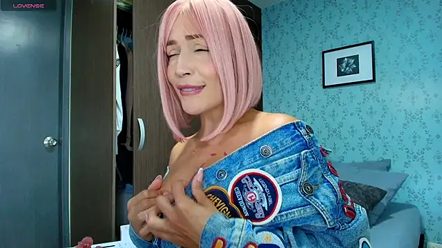 Snapshot of KazzuRoux001 chatting on 01/05/25, 09:25 KazzuRoux001 online show from 01/05/25, 09:25