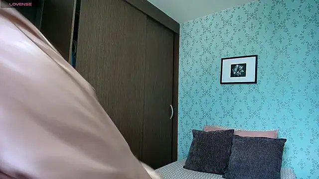 Snapshot of KazzuRoux001 chatting on 02/07/25, 02:47 KazzuRoux001 online show from 02/07/25, 02:47