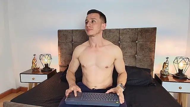 Snapshot of Andrewfalcon chatting on 01/18/25, 06:10 Andrewfalcon online show from 01/18/25, 06:10