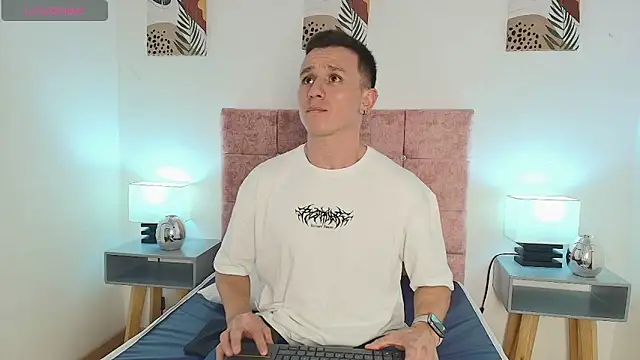 Snapshot of Andrewfalcon chatting on 01/19/25, 07:15 Andrewfalcon online show from 01/19/25, 07:15