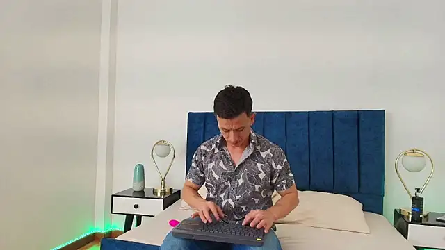 Snapshot of Andrewfalcon chatting on 03/11/25, 07:14 Andrewfalcon online show from 03/11/25, 07:14