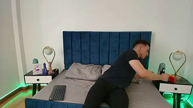 Snapshot of Andrewfalcon chatting on 03/12/25, 07:17 Andrewfalcon online show from 03/12/25, 07:17