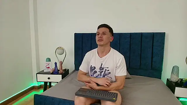 Snapshot of Andrewfalcon chatting on 03/12/25, 10:17 Andrewfalcon online show from 03/12/25, 10:17