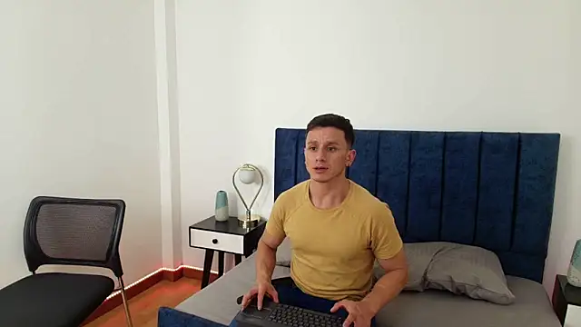 Snapshot of Andrewfalcon chatting on 03/13/25, 07:06 Andrewfalcon online show from 03/13/25, 07:06