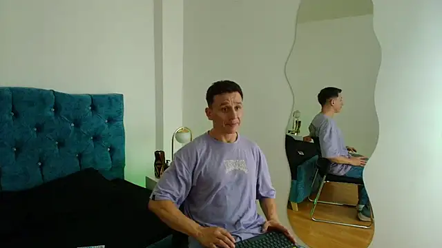 Snapshot of Andrewfalcon chatting on 03/15/25, 07:05 Andrewfalcon online show from 03/15/25, 07:05