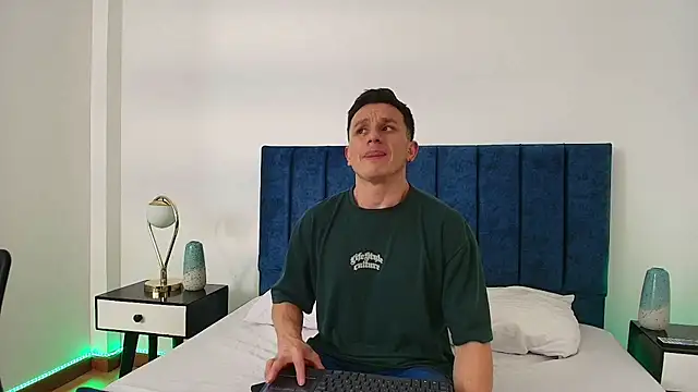 Snapshot of Andrewfalcon chatting on 03/17/25, 07:15 Andrewfalcon online show from 03/17/25, 07:15