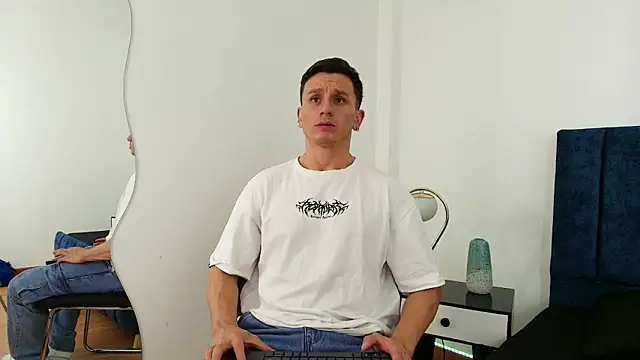 Snapshot of Andrewfalcon chatting on 03/20/25, 06:53 Andrewfalcon online show from 03/20/25, 06:53