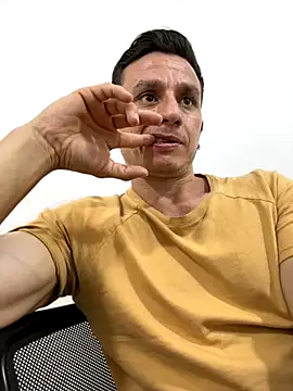 Snapshot of Andrewfalcon chatting on 10/24/25, 07:43 Andrewfalcon online show from 10/24/25, 07:43