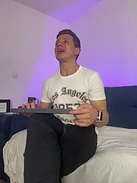 Snapshot of Andrewfalcon chatting on 11/11/25, 07:36 Andrewfalcon online show from 11/11/25, 07:36