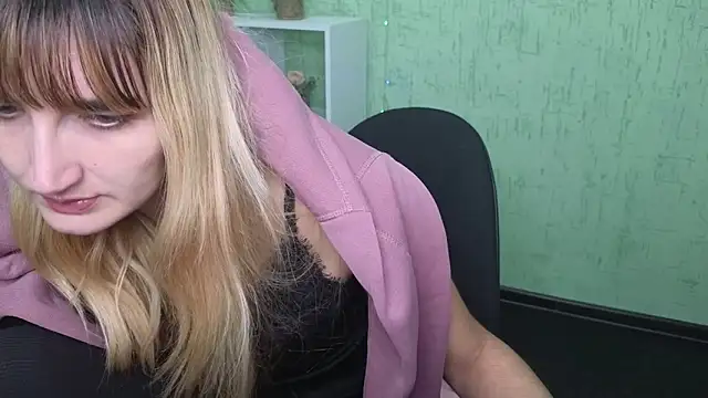 Snapshot of Nika_Kitten chatting on 11/18/25, 10:52 Nika Kitten online show from 11/18/25, 10:52