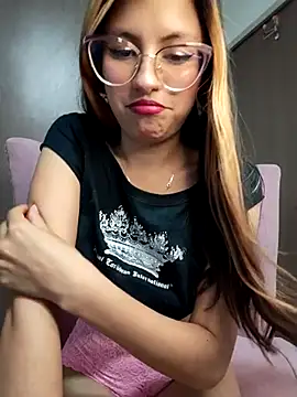 Snapshot of little_mavi chatting on 03/06/25, 01:37 little mavi online show from 03/06/25, 01:37