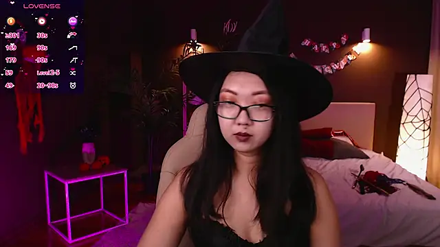 Snapshot of Marine_Vact chatting on 10/31/25, 02:07 Marine Vact online show from 10/31/25, 02:07