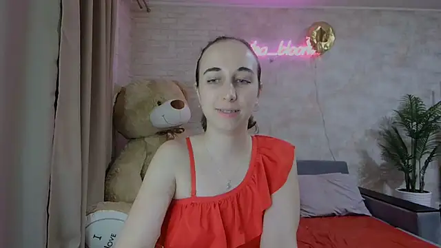 Snapshot of Anika_bloom chatting on 03/05/25, 02:14 Anika bloom online show from 03/05/25, 02:14