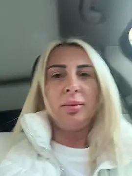 Snapshot of Blond_Babes chatting on 01/09/25, 02:29 Blond Babes online show from 01/09/25, 02:29