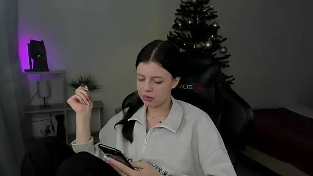 Snapshot of Este_Glen chatting on 12/21/24, 11:13 Este Glen online show from 12/21/24, 11:13