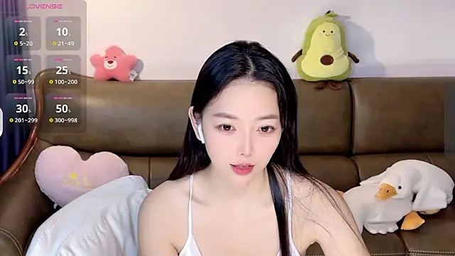 Snapshot of Yilin1999 chatting on 12/24/24, 02:43 Yilin1999 online show from 12/24/24, 02:43