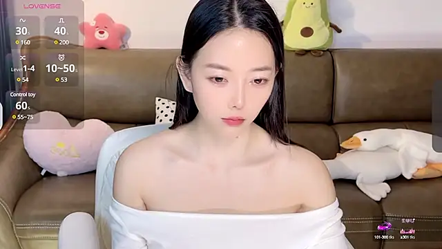 Snapshot of Yilin1999 chatting on 02/13/25, 07:21 Yilin1999 online show from 02/13/25, 07:21