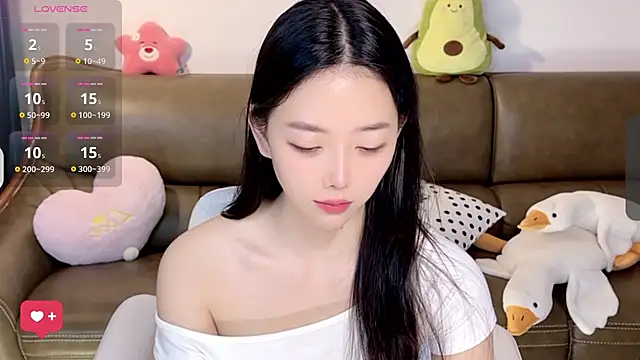 Snapshot of Yilin1999 chatting on 02/24/25, 02:40 Yilin1999 online show from 02/24/25, 02:40
