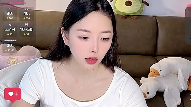 Snapshot of Yilin1999 chatting on 10/23/25, 06:56 Yilin1999 online show from 10/23/25, 06:56