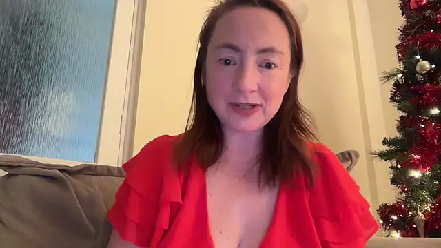 Snapshot of LouiseTswing chatting on 12/13/24, 02:16 LouiseTswing online show from 12/13/24, 02:16