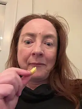 Snapshot of LouiseTswing chatting on 01/03/25, 04:06 LouiseTswing online show from 01/03/25, 04:06