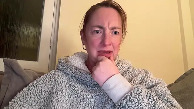 Snapshot of LouiseTswing chatting on 02/05/25, 08:57 LouiseTswing online show from 02/05/25, 08:57