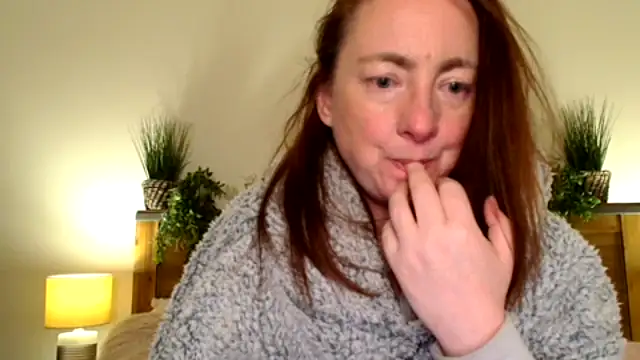 Snapshot of LouiseTswing chatting on 03/06/25, 07:43 LouiseTswing online show from 03/06/25, 07:43