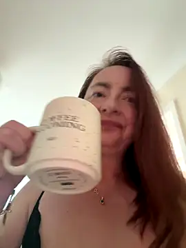 Snapshot of LouiseTswing chatting on 10/03/25, 11:18 LouiseTswing online show from 10/03/25, 11:18