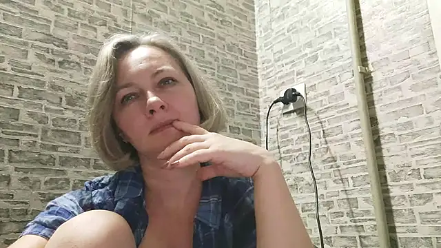 Snapshot of EdithManning chatting on 12/20/24, 02:16 EdithManning online show from 12/20/24, 02:16