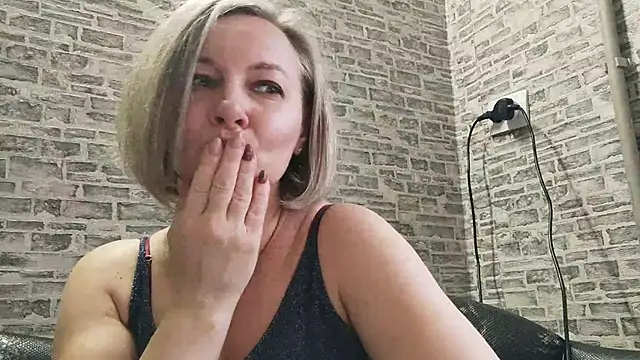 Snapshot of EdithManning chatting on 01/05/25, 12:21 EdithManning online show from 01/05/25, 12:21