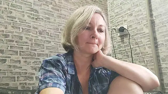 Snapshot of EdithManning chatting on 01/08/25, 10:59 EdithManning online show from 01/08/25, 10:59