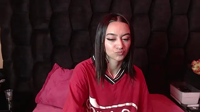 Snapshot of Miaa_Thopmson chatting on 09/18/25, 12:01 Miaa Thopmson online show from 09/18/25, 12:01