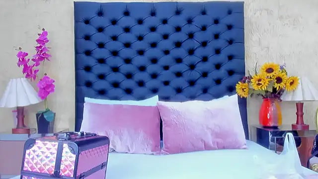 NahomiWhitel online show from 10/07/25, 04:59