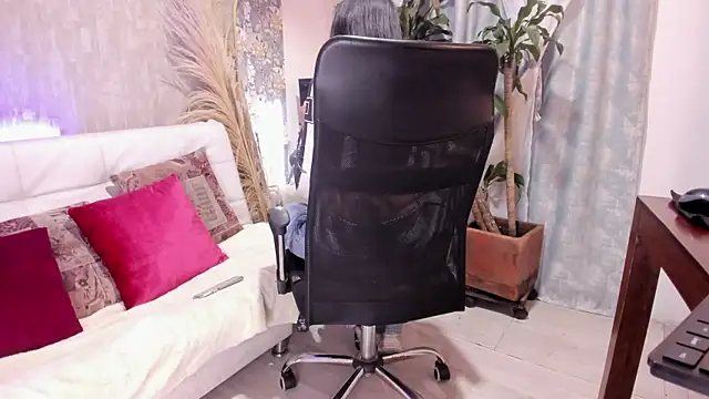 maddy cooper  online show from 10/14/25, 09:15