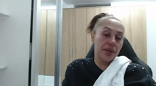 RoxanaLove9 online show from 01/04/25, 12:16