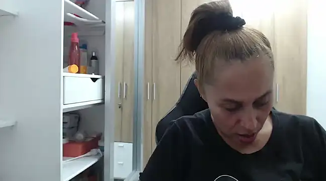 RoxanaLove9 online show from 01/04/25, 11:59