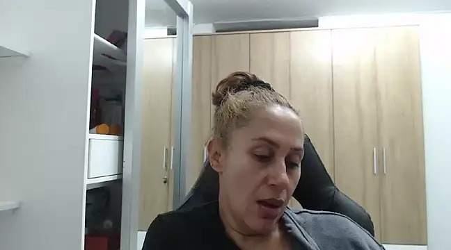 RoxanaLove9 online show from 01/05/25, 03:00