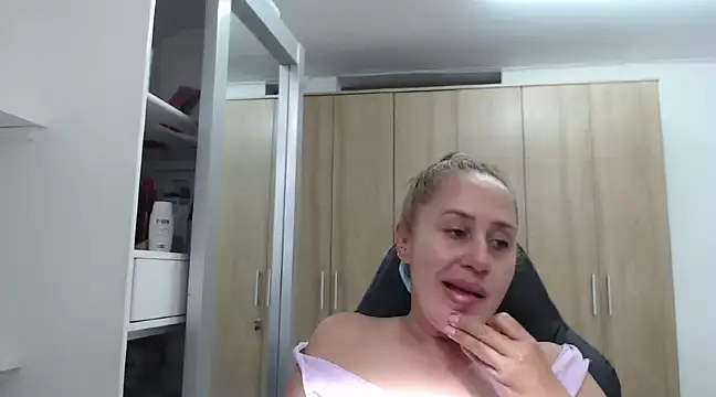 RoxanaLove9 online show from 01/05/25, 07:17