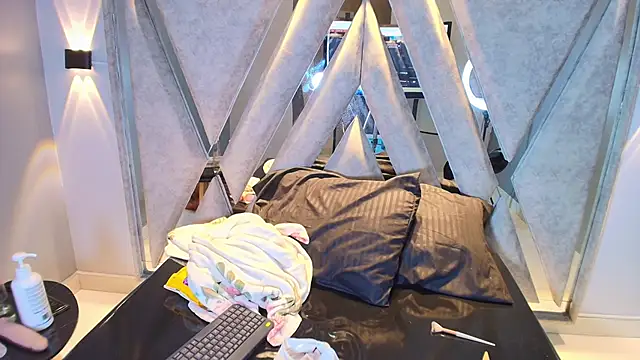 Snapshot of Annie9_ chatting on 10/12/25, 08:30 Annie9 online show from 10/12/25, 08:30