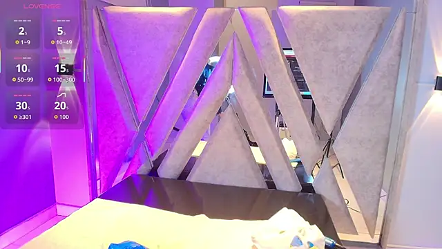 Snapshot of Annie9_ chatting on 11/17/25, 09:20 Annie9 online show from 11/17/25, 09:20