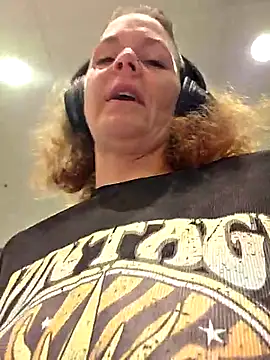 Snapshot of thatonespicychick chatting on 10/24/25, 02:02 thatonespicychick online show from 10/24/25, 02:02