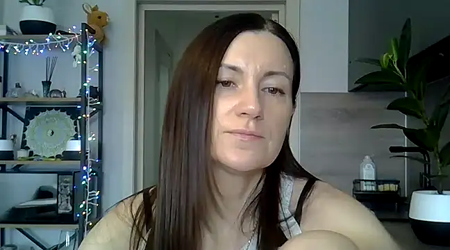Snapshot of jainesummer chatting on 02/06/25, 10:48 jainesummer online show from 02/06/25, 10:48