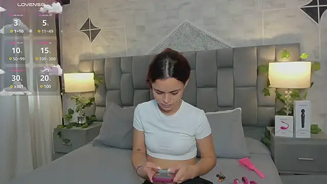 Snapshot of HannaRhodes chatting on 02/10/25, 01:33 HannaRhodes online show from 02/10/25, 01:33