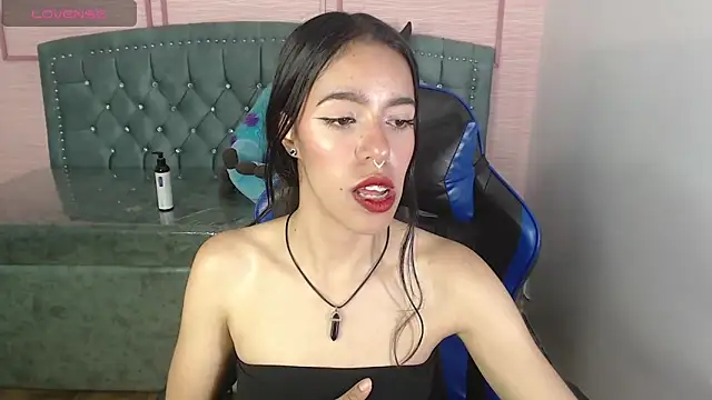 Snapshot of stephania_t chatting on 02/19/25, 01:28 stephania t online show from 02/19/25, 01:28