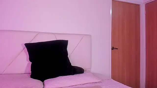 Snapshot of julz_03 chatting on 10/18/25, 07:36 julz 03 online show from 10/18/25, 07:36